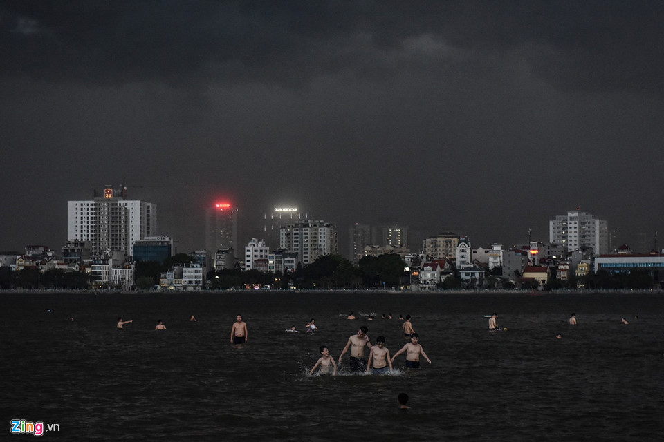 Hà Nội: Mây đen giăng kín kèm gió lốc, thanh niên đang tắm vội chạy lên bờ